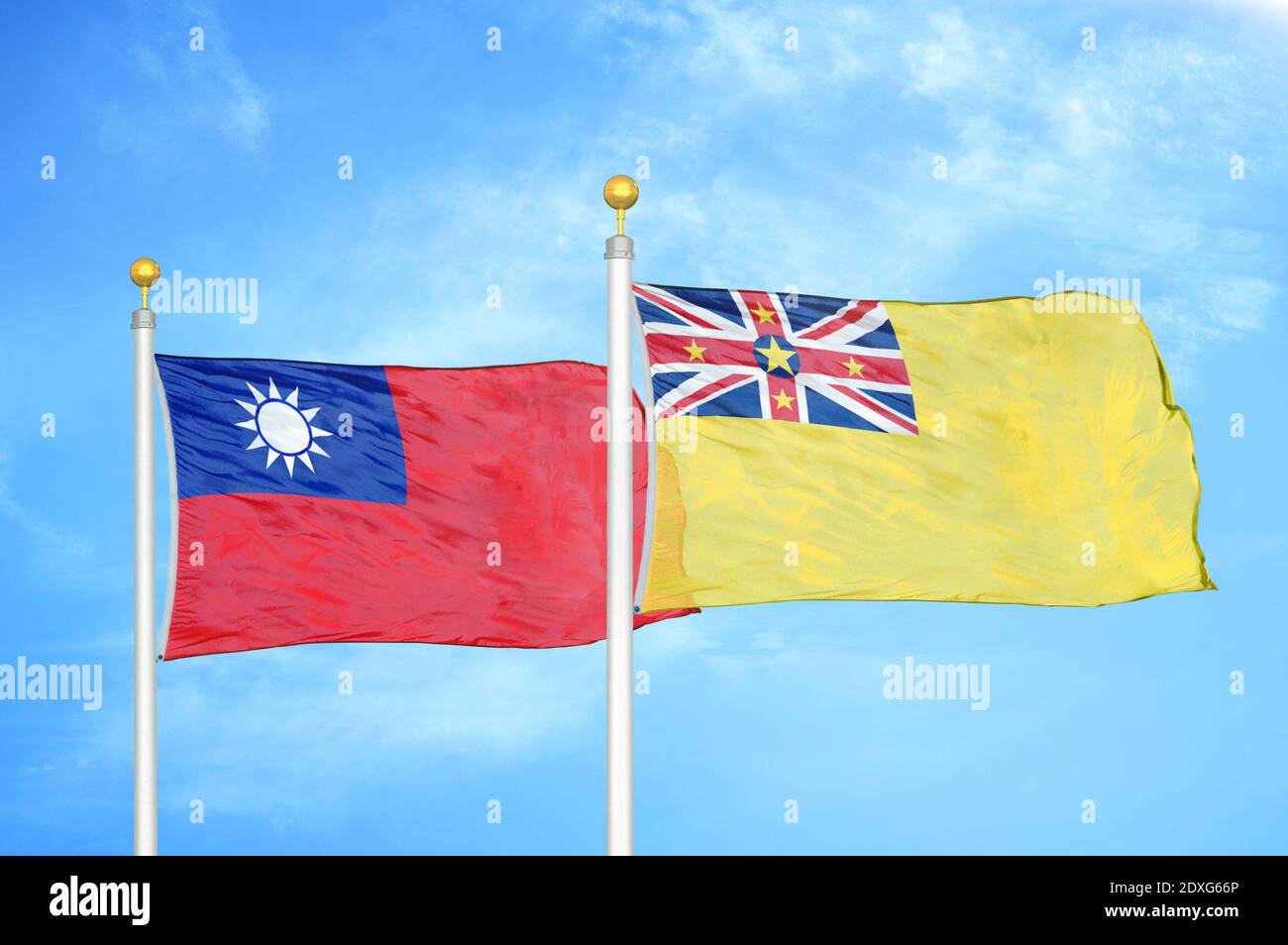 Taiwan und Niue zwei Flaggen auf Fahnenmasten und blauer Himmel Stockfoto