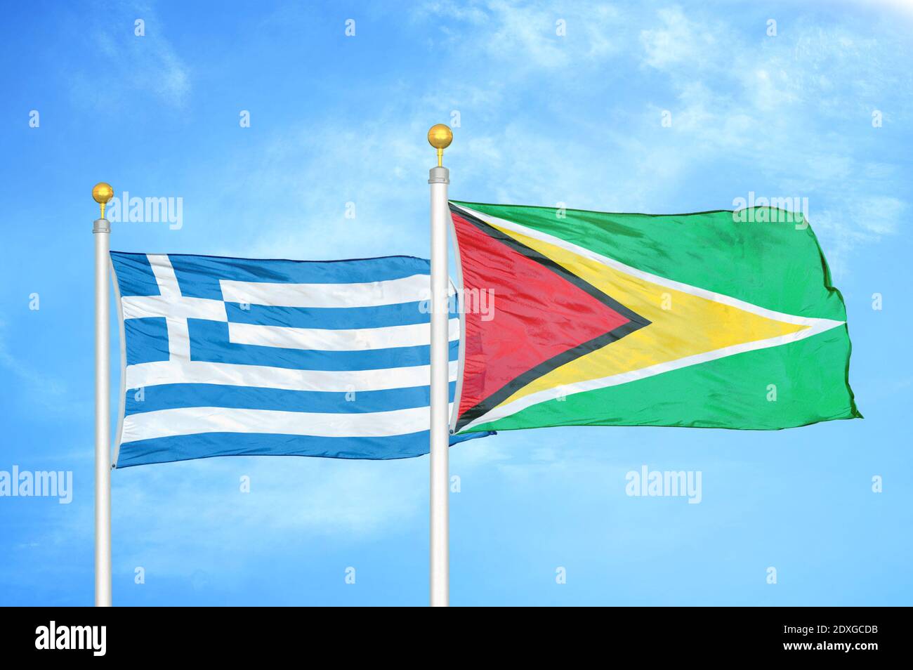 Griechenland und Guyana zwei Flaggen auf Fahnenmasten und blauer Himmel Stockfoto