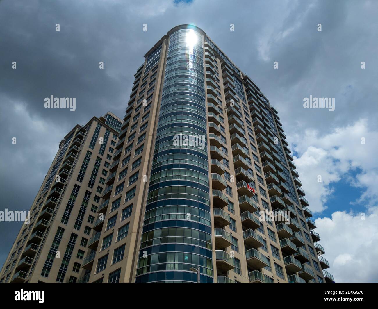 Blick auf reflektierende Wohnanlage in Ottawa, Kanada mit bewölktem Himmel Stockfoto