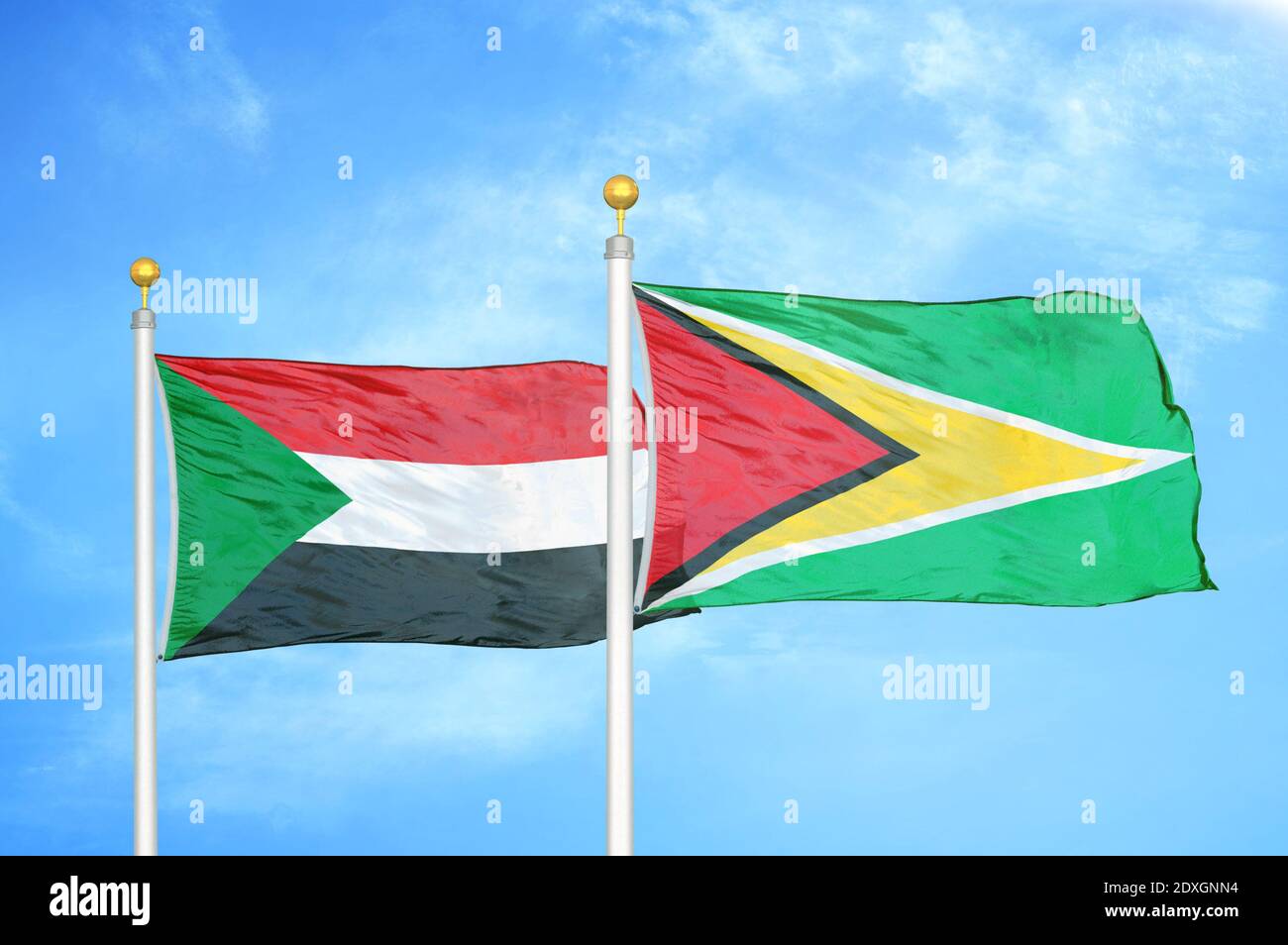 Sudan und Guyana zwei Flaggen auf Fahnenmasten und blauer Himmel Stockfoto
