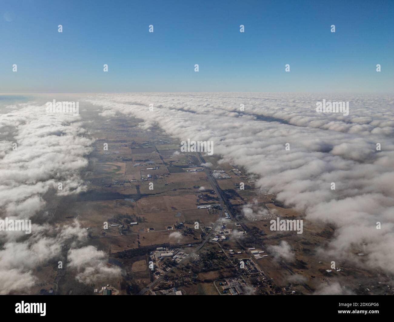 Luftaufnahme der ländlichen Gegend im Bruch von Altocumulus Wolken Stockfoto