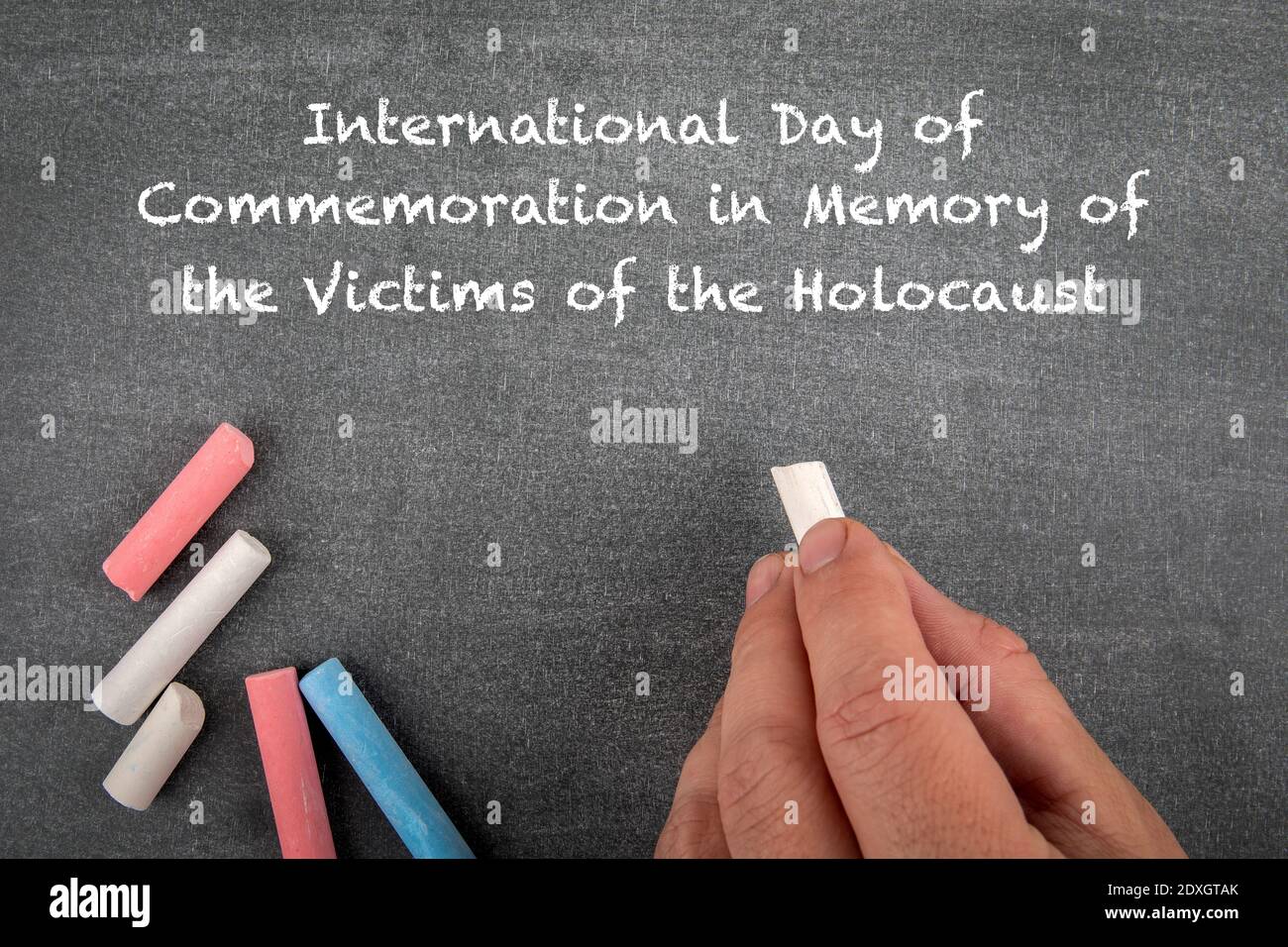 Internationaler Gedenktag zum Gedenken an die Opfer des Holocaust, 27. Januar. Graues Kreidetafel Stockfoto