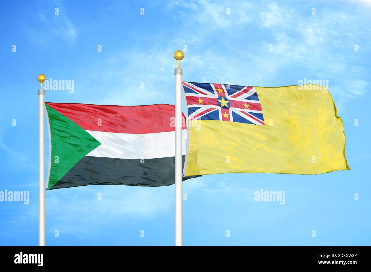 Sudan und Niue zwei Flaggen auf Fahnenmasten und blauer Himmel Stockfoto