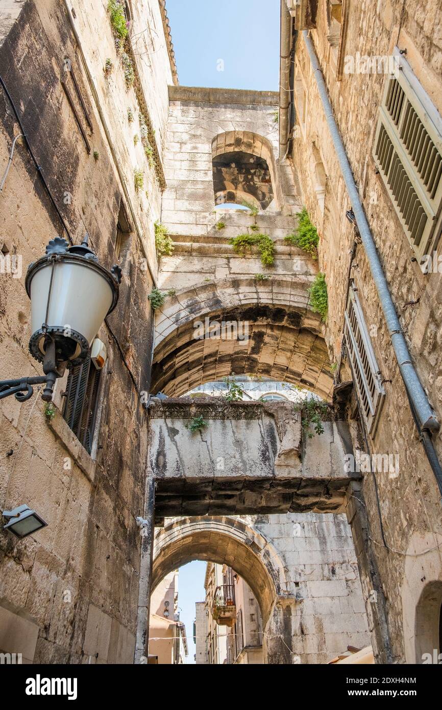 Passage und alte Steinhäuser, enge Straße der Altstadt von Split, Kroatien Stockfoto