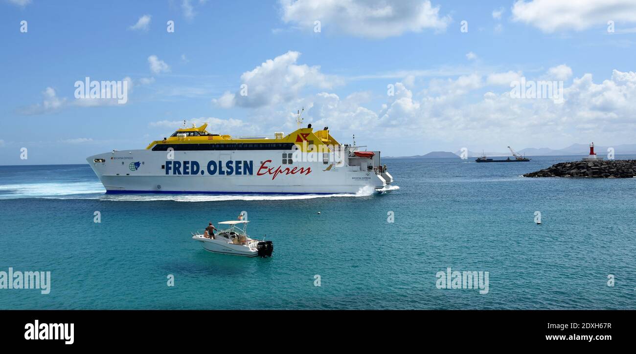 Fred Olsen Express Fähre in Playa Blanca Hafen kleines Boot in forground. Stockfoto