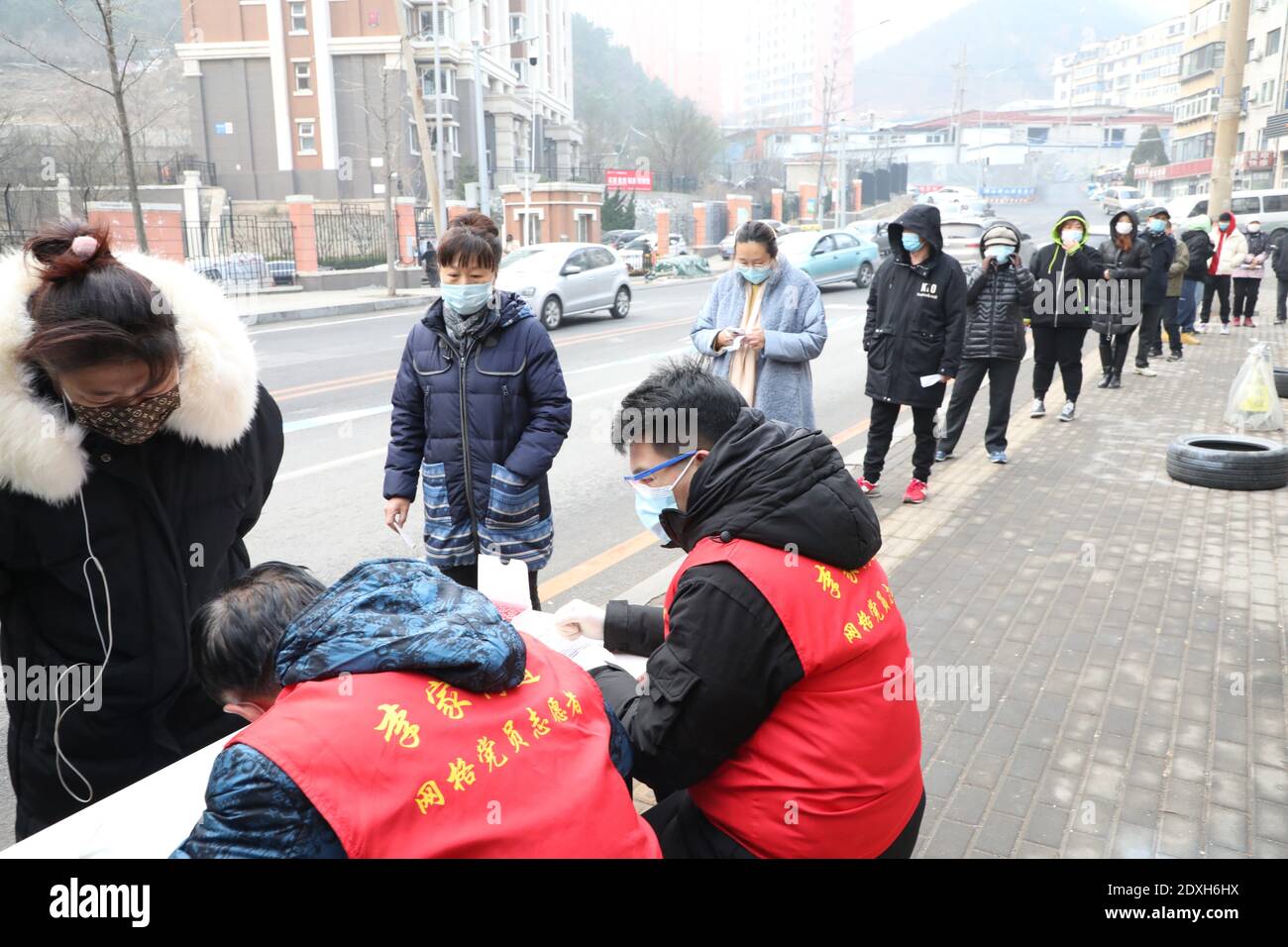 Dalian, China. Dezember 2020. Alle Bürger in Dalian werden die COVID-19 Nukleinsäuretests in drei Tagen in Dalian, Liaoning, China am 23. Dezember 2020 machen.(Foto von TPG/cnsphotos) Quelle: TopPhoto/Alamy Live News Stockfoto