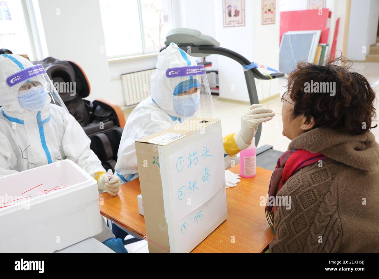 Dalian, China. Dezember 2020. Alle Bürger in Dalian werden die COVID-19 Nukleinsäuretests in drei Tagen in Dalian, Liaoning, China am 23. Dezember 2020 machen.(Foto von TPG/cnsphotos) Quelle: TopPhoto/Alamy Live News Stockfoto
