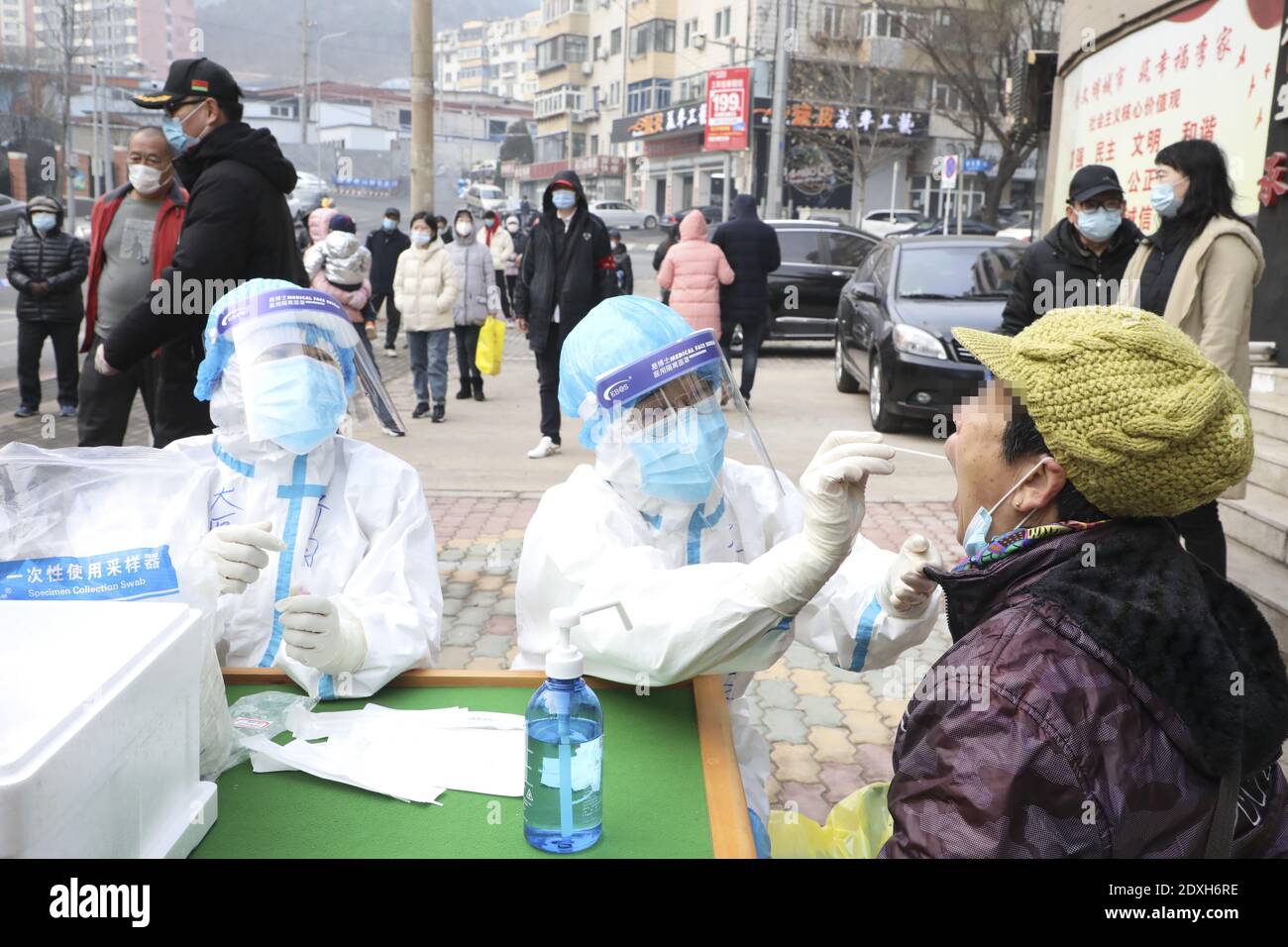 Dalian, China. Dezember 2020. Alle Bürger in Dalian werden die COVID-19 Nukleinsäuretests in drei Tagen in Dalian, Liaoning, China am 23. Dezember 2020 machen.(Foto von TPG/cnsphotos) Quelle: TopPhoto/Alamy Live News Stockfoto