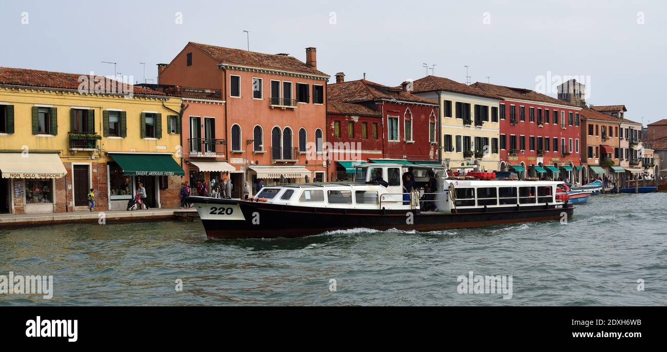 Vaporetto auf dem zentralen Kanal auf der Insel Murano. Stockfoto