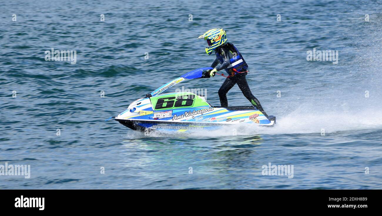 Young Jet Ski Race Konkurrent bewegt sich mit Geschwindigkeit. Stockfoto