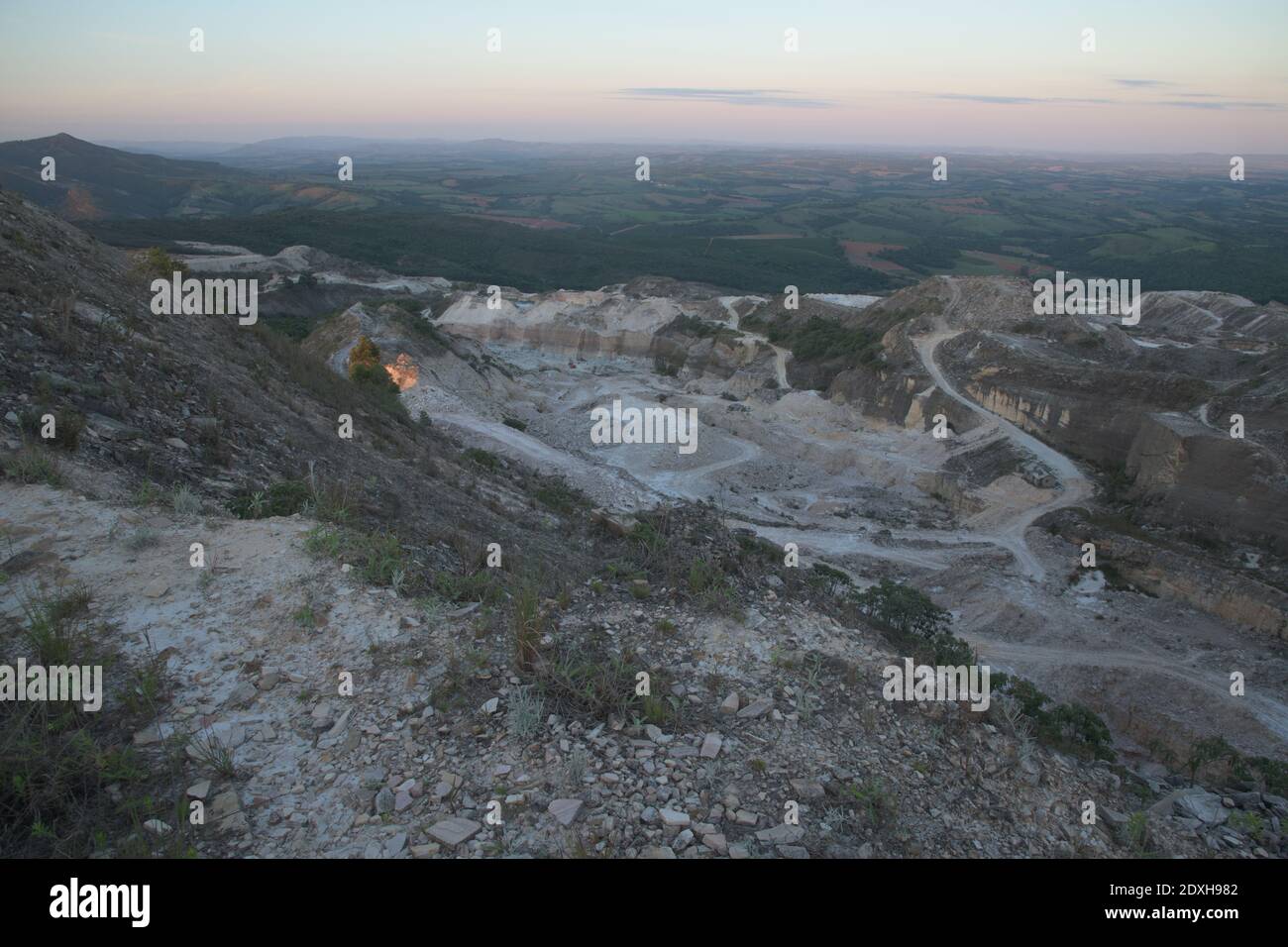 Steinbruch in den Bergen in Brasilien Stockfoto