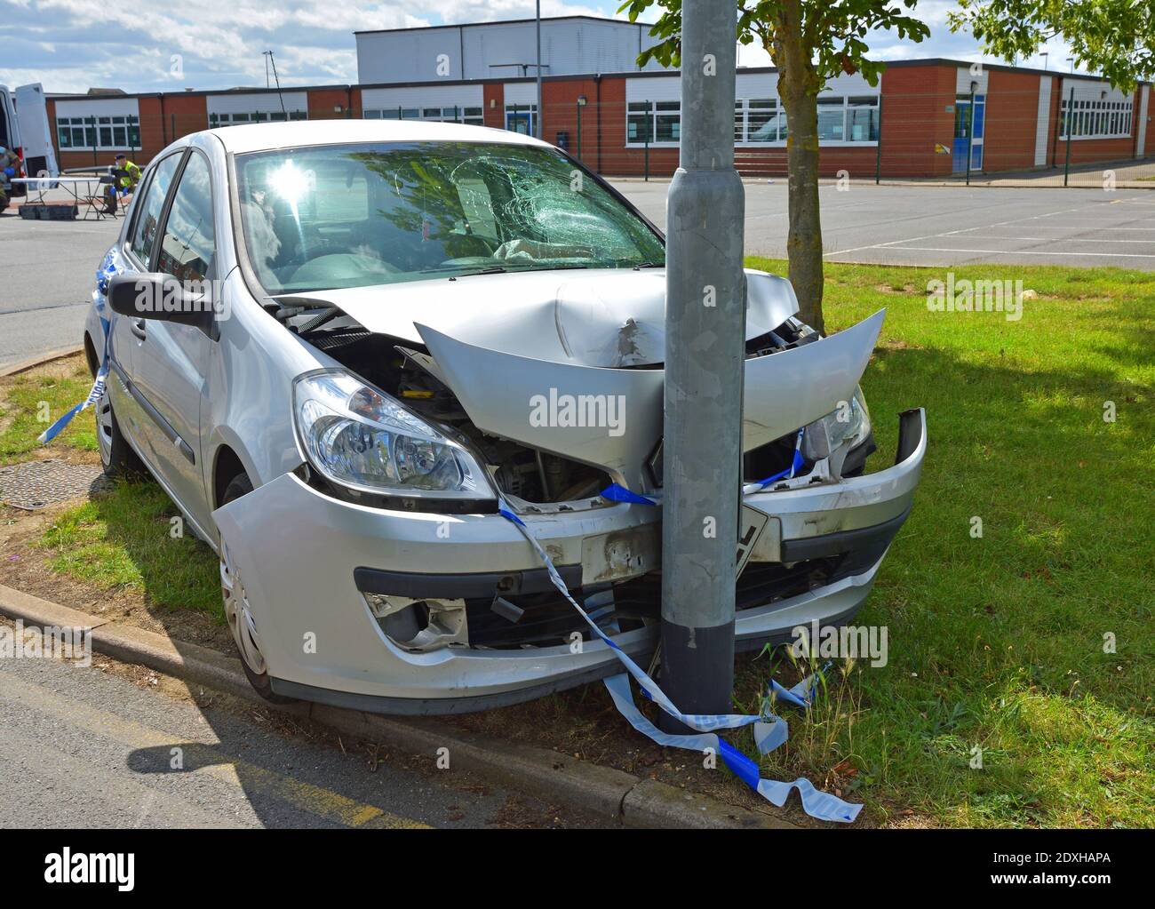 Das Auto stürzte in den Lampenpfosten in der Nähe des Parkausgangs. Stockfoto