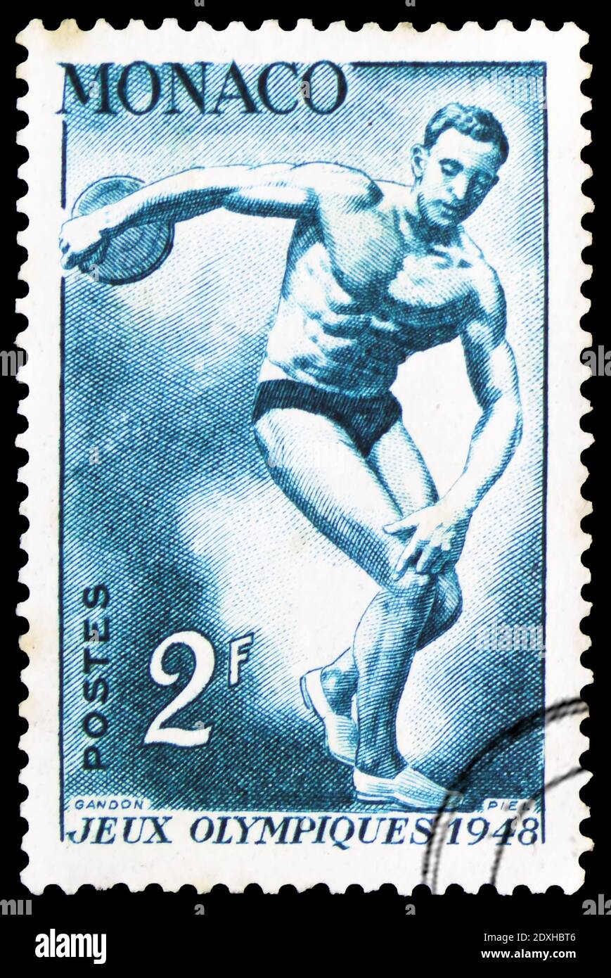 MOSKAU, RUSSLAND - 30. MÄRZ 2019: Eine in Monaco gedruckte Briefmarke zeigt Discus Throw, Summer Olympics 1948, London Serie, um 1948 Stockfoto
