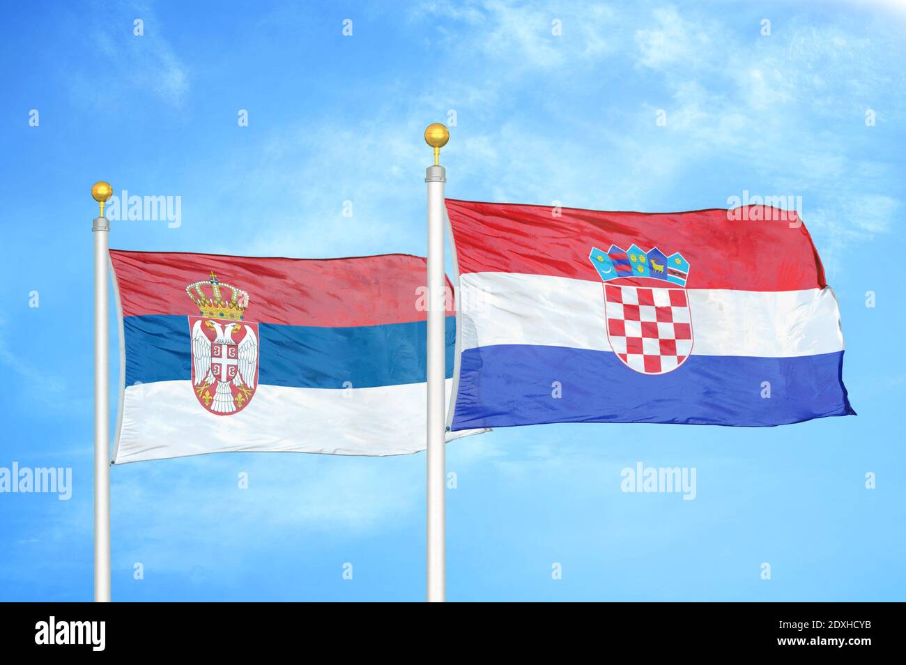 Serbien und Kroatien zwei Flaggen auf Fahnenmasten und blauer Himmel Stockfoto