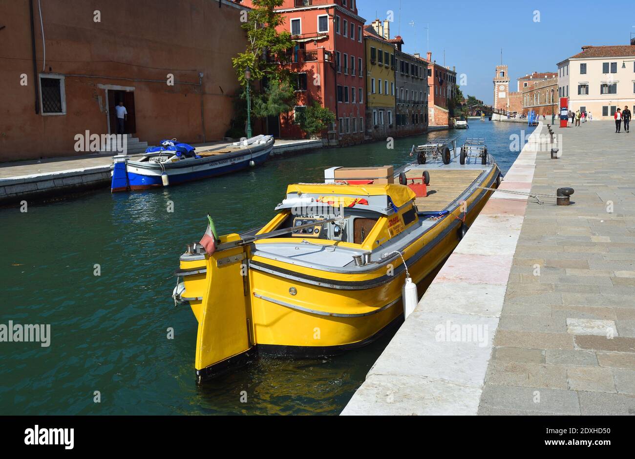 DHL Lieferung Boot auf dem Rio dell Arsenale Venedig Italien vertäut. Stockfoto