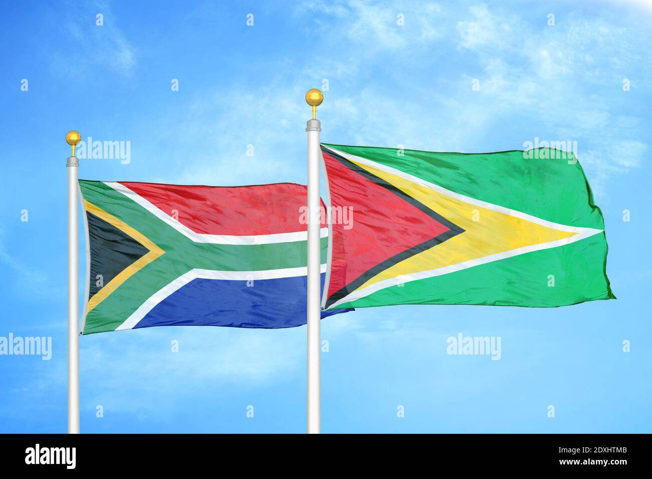 Südafrika und Guyana zwei Flaggen auf Fahnenmasten und blau Himmel Stockfoto