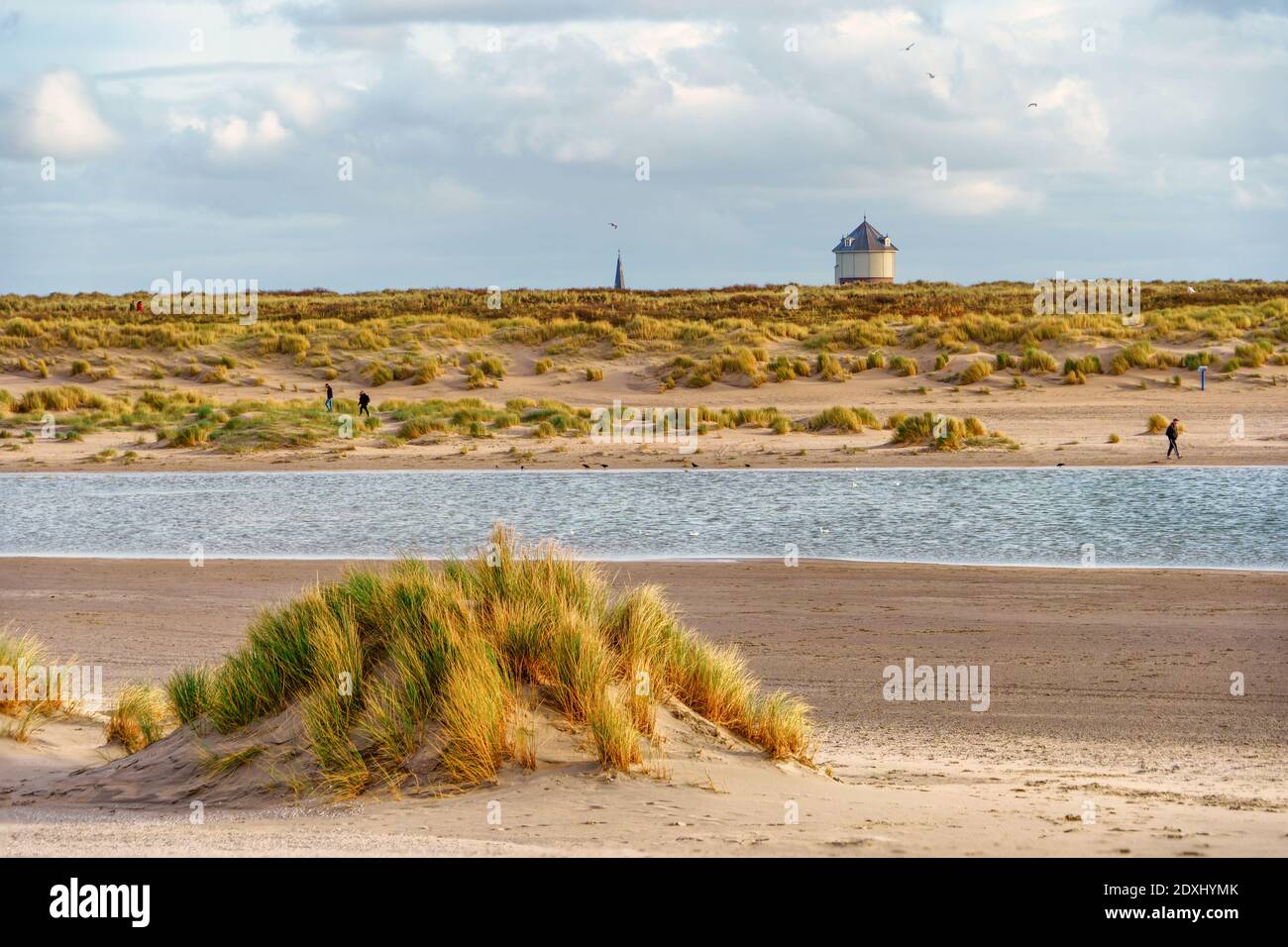 Der Wasserturm des Dorfes Monster gesehen Die Dünen vom Zandmotor Beach Stockfoto