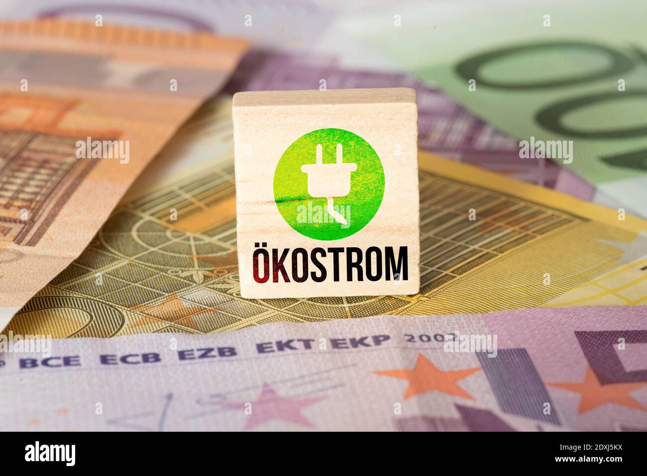 Euro-Banknoten und Preis für Ökostrom Stockfoto