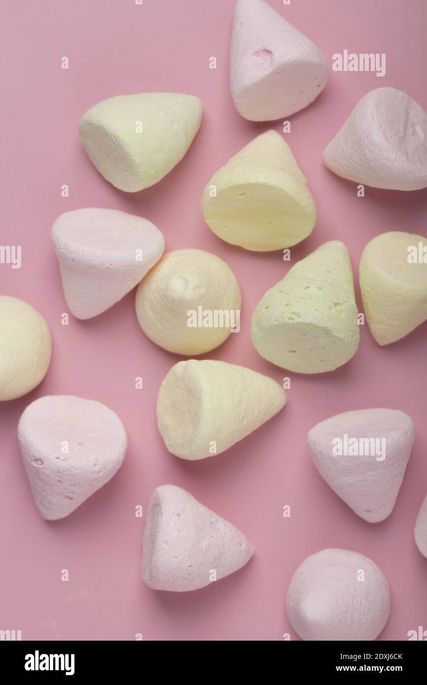 Marshmallows bunte Kaubonbons, über rosa Hintergrund. Nahaufnahme . Vertikale Aufnahme Stockfoto