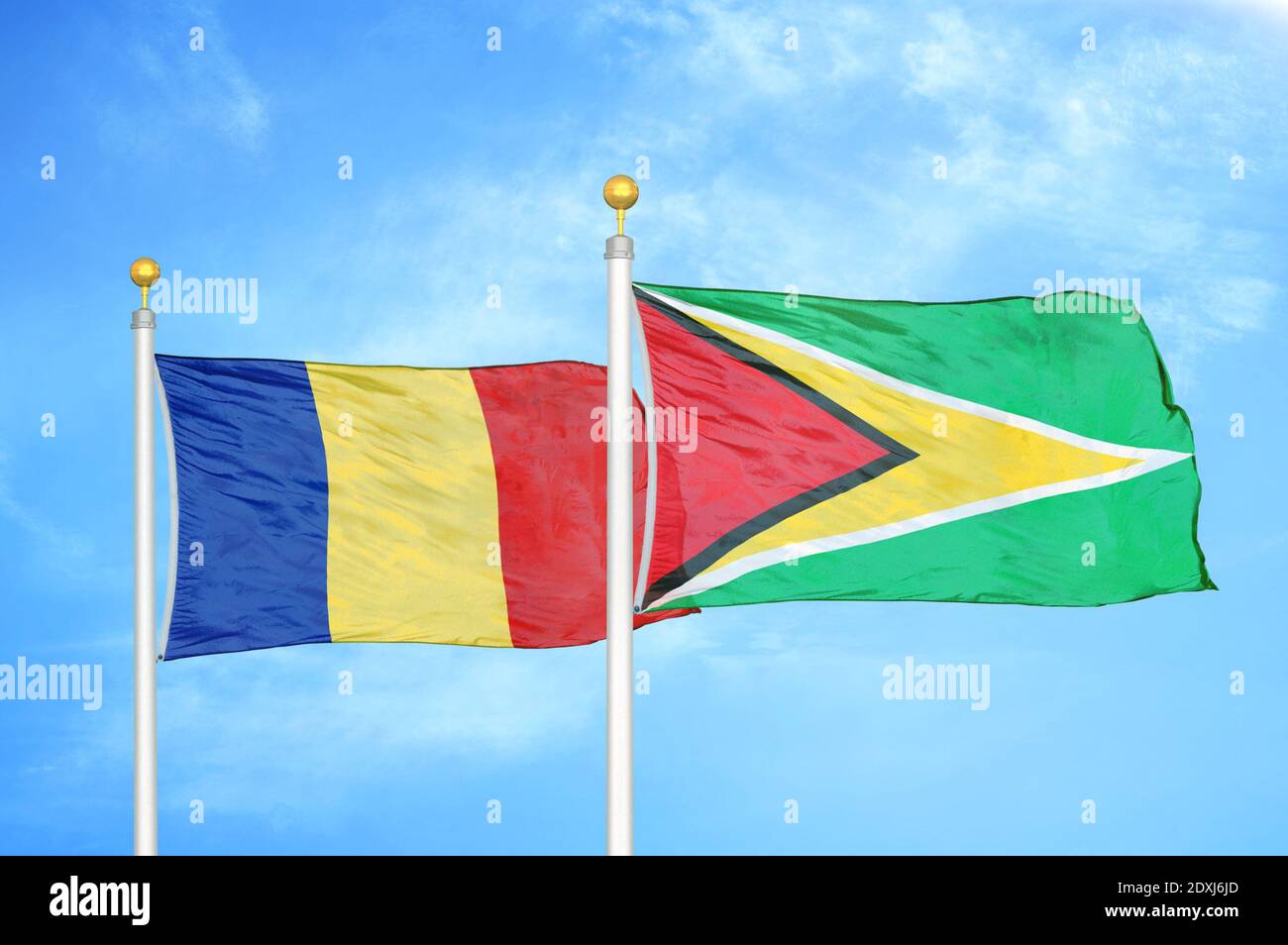 Rumänien und Guyana zwei Flaggen auf Fahnenmasten und blauer Himmel Stockfoto