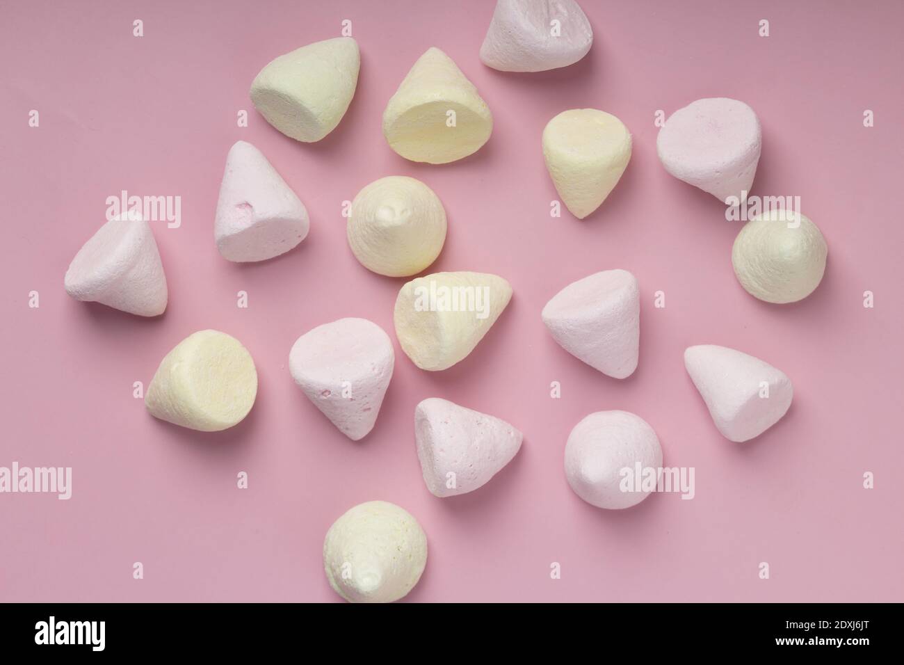 Marshmallows bunte Kaubonbons, über rosa Hintergrund. Süßes Weihnachtsessen Dessert. Nahaufnahme Stockfoto