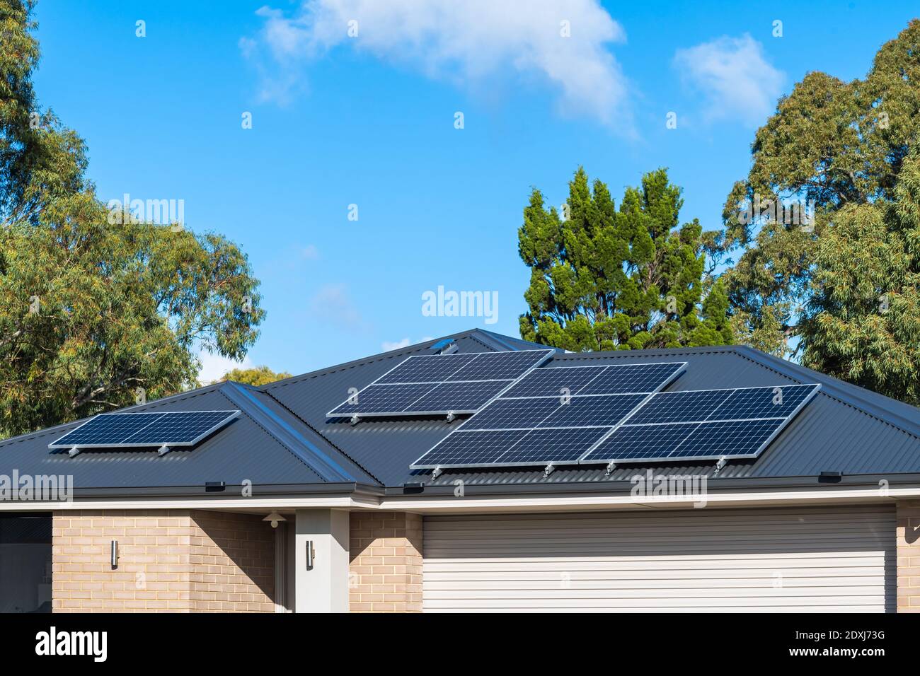 Neue Solarpaneele auf Metallblechdach des installiert Haus in Südaustralien Stockfoto