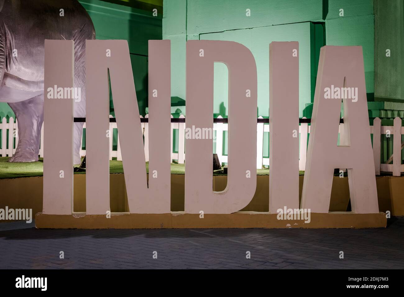 INDIEN - Land Lage Wort in gelb und weiß Neon-Stil Schriftzug in Global Heritage Village, Dubai Stockfoto