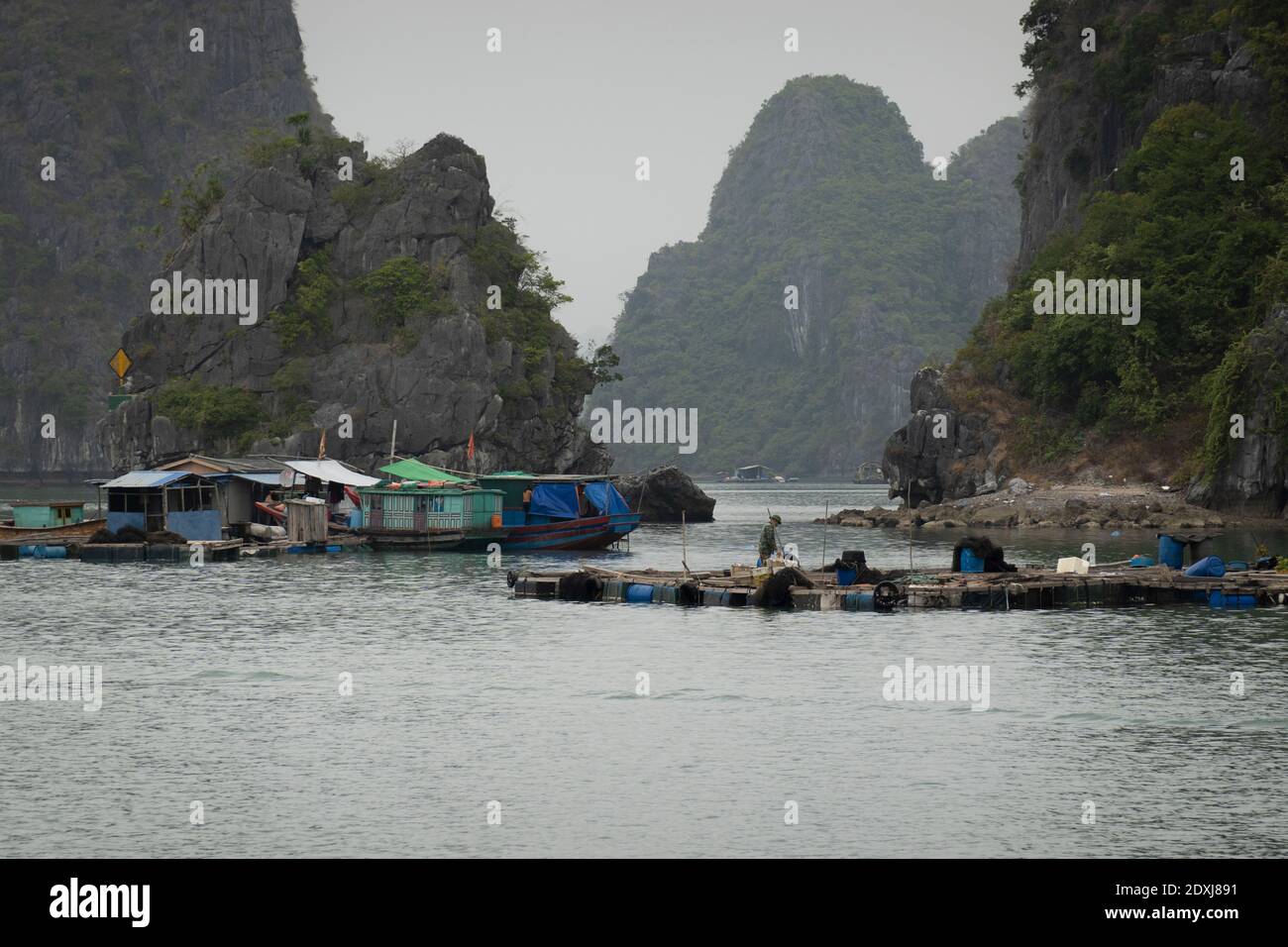 Schwimmende Häuser in Ha Long Bay Stockfoto