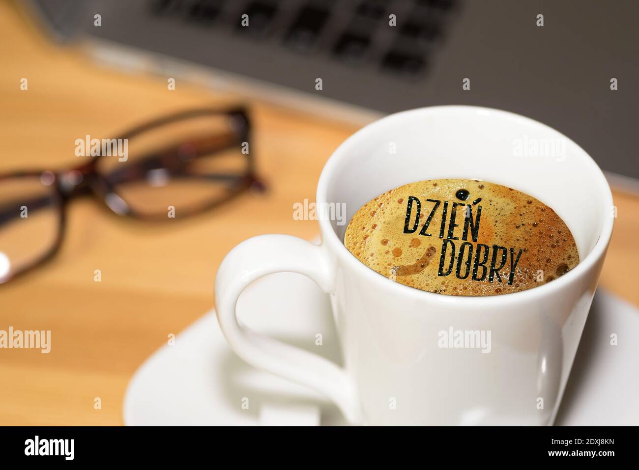 Eine Tasse Kaffee und Hallo im polnischen Dzien Dobry Stockfoto