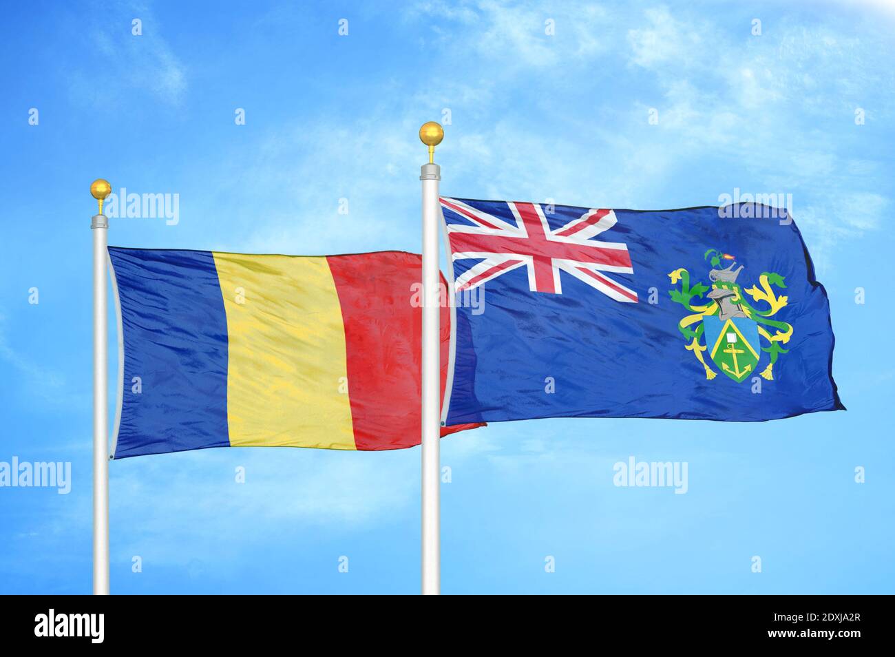 Rumänien und Pitcairn Inseln zwei Flaggen auf Fahnenmasten und blau Himmel Stockfoto