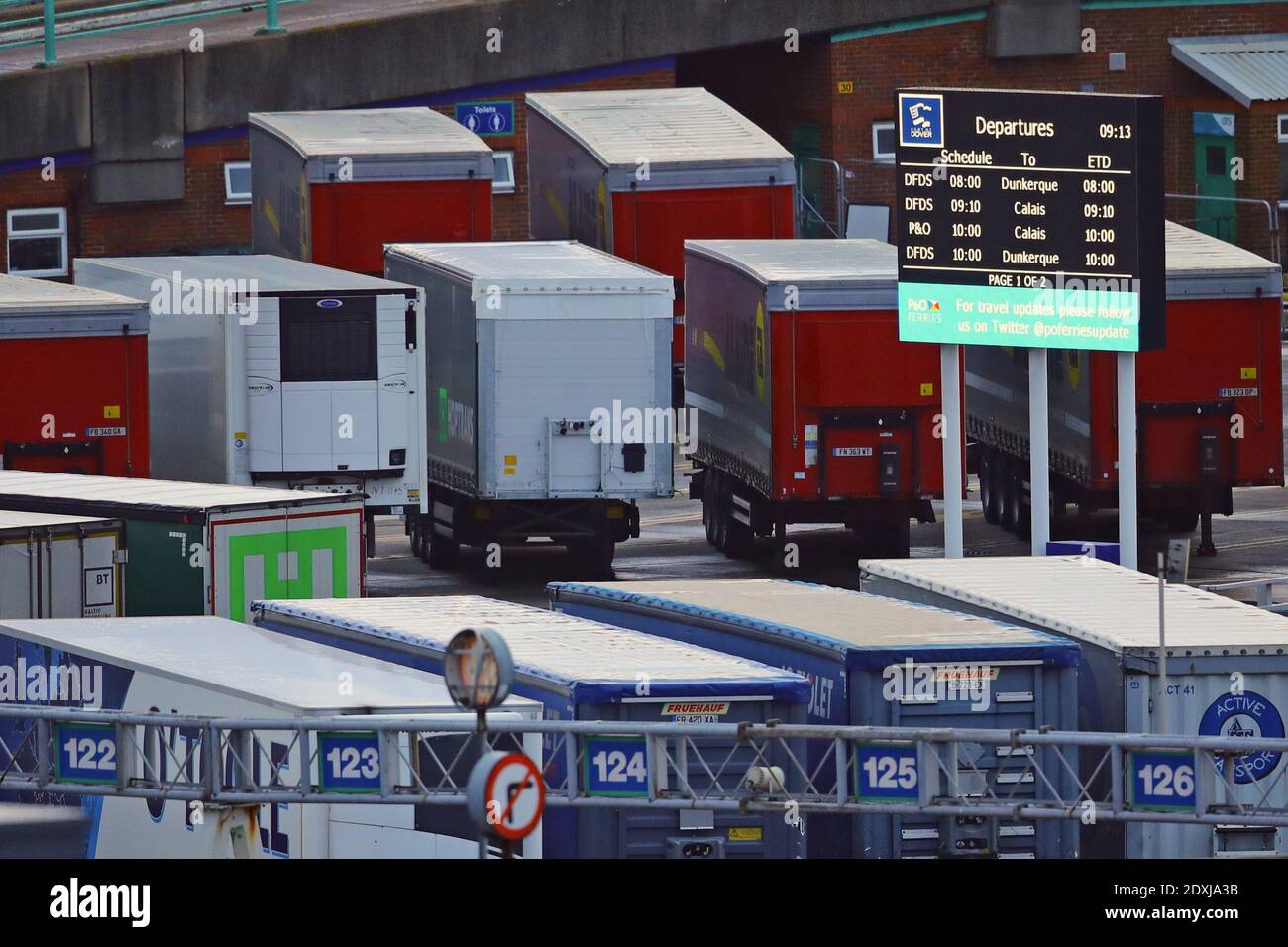 Eine Tafel zeigt die Abfahrtszeiten der Fähre im Hafen von Dover, Kent, an, wo Tausende darauf warten, ihre Reise über den Kanal wieder aufzunehmen, nachdem die Grenzen zu Frankreich wieder geöffnet wurden. Die Verspätungen bleiben bestehen, da Reisende in der Lage sein müssen, einen Nachweis über ein negatives Testergebnis zu erbringen, das innerhalb der letzten 72 Stunden durchgeführt wurde, um nach Frankreich einreisen zu können. Stockfoto