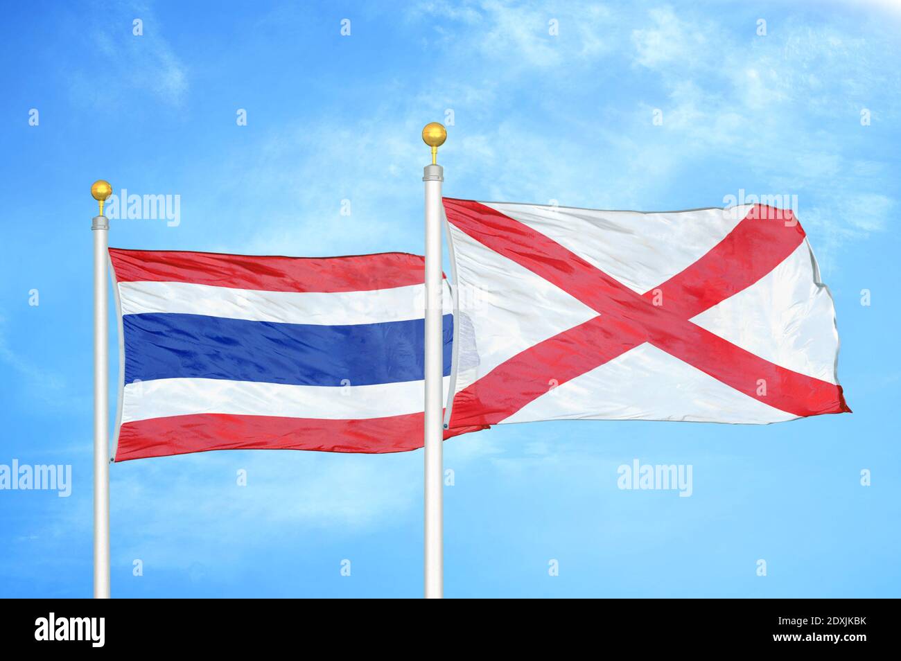 Thailand und Nordirland zwei Flaggen auf Fahnenmasten und blau Himmel Stockfoto