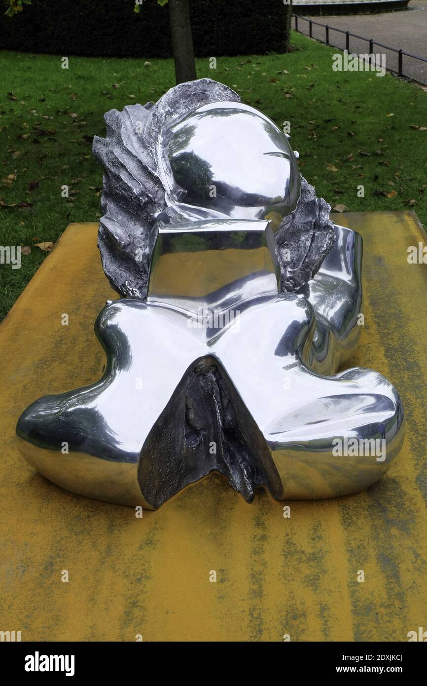 LONDON, GROSSBRITANNIEN - 18. Oktober 2014: Thomas Schuttes Skulptur Aluminiumfrau bei der Frieze Art Ausstellung im Regents Park, London. Stockfoto
