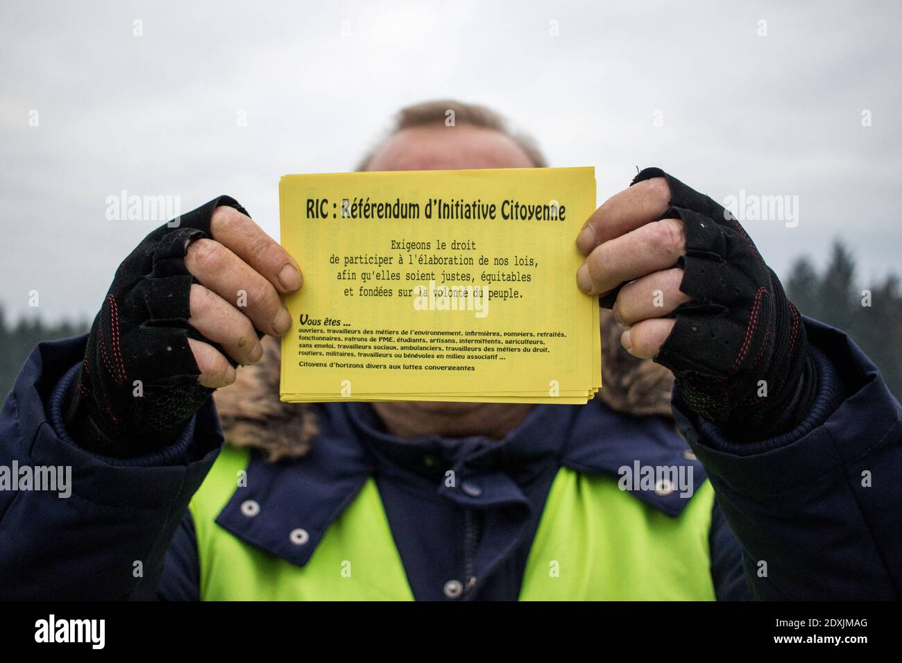 FRA - SOCIETY - GILETS JAUNES DE DINAN Le samedi 29 décembre à Dinan en Bretagne, les gilets manifest sur le rond-Point de la Zone Commercial pour Stockfoto