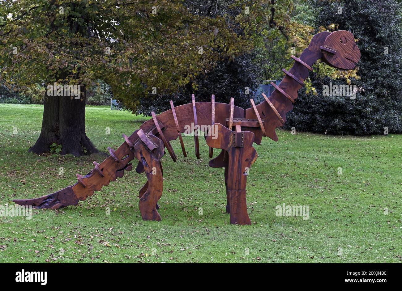 LONDON, GROSSBRITANNIEN - 18. Oktober 2014: Matt Johnsons Baby Dinosaurier Skulptur auf der Frieze Art Ausstellung im Regents Park. Stockfoto