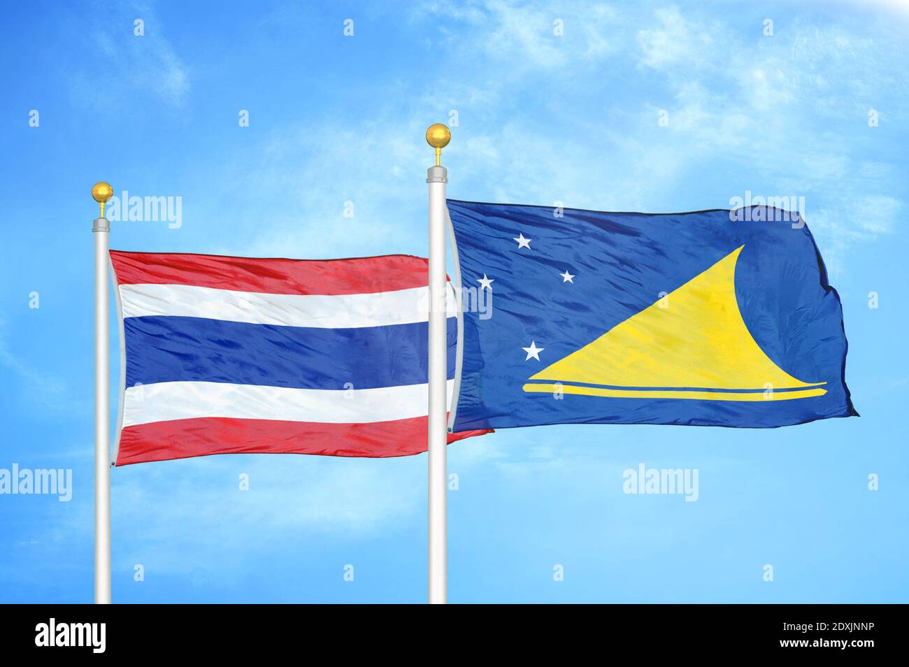Thailand und Tokelau zwei Flaggen auf Fahnenmasten und blauer Himmel Stockfoto