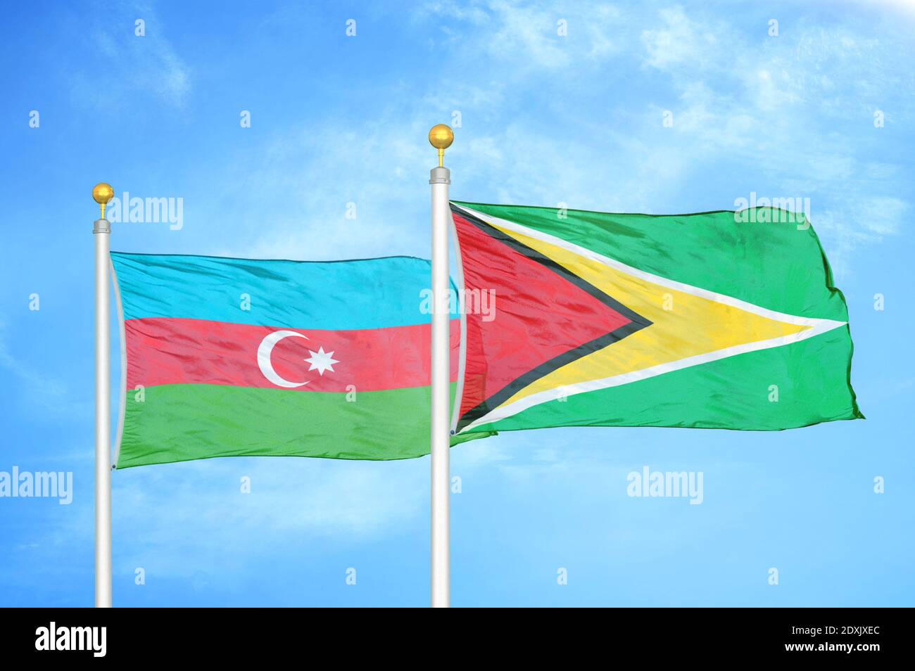 Aserbaidschan und Guyana zwei Flaggen auf Fahnenmasten und blauer Himmel Stockfoto