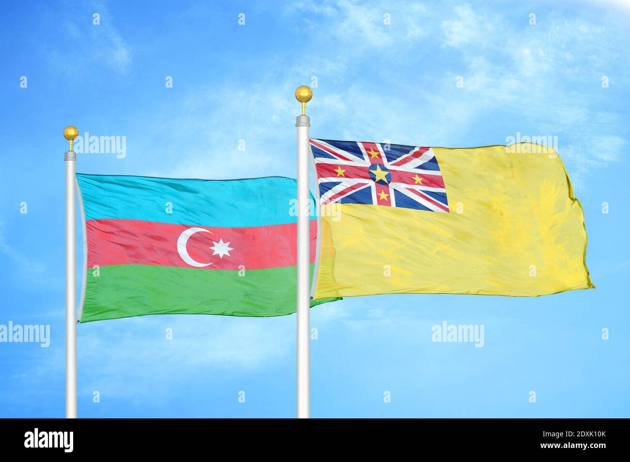 Aserbaidschan und Niue zwei Flaggen auf Fahnenmasten und blauer Himmel Stockfoto