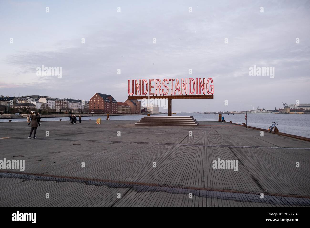 Kopenhagen, Dänemark. Dezember 2020. Die Neonskulptur Understanding des Turner-Preisträgers Martin Creed auf der Ofelia Plads in Kopenhagen. Das 8 Meter hohe und 15 Meter lange Kunstwerk wird vom Roskilde Festival aufgesetzt und ruft nach Hoffnung und Verständnis in einer Zeit, die für viele schwierig ist. (Foto: Gonzales Photo - Kim M. Leland). Stockfoto