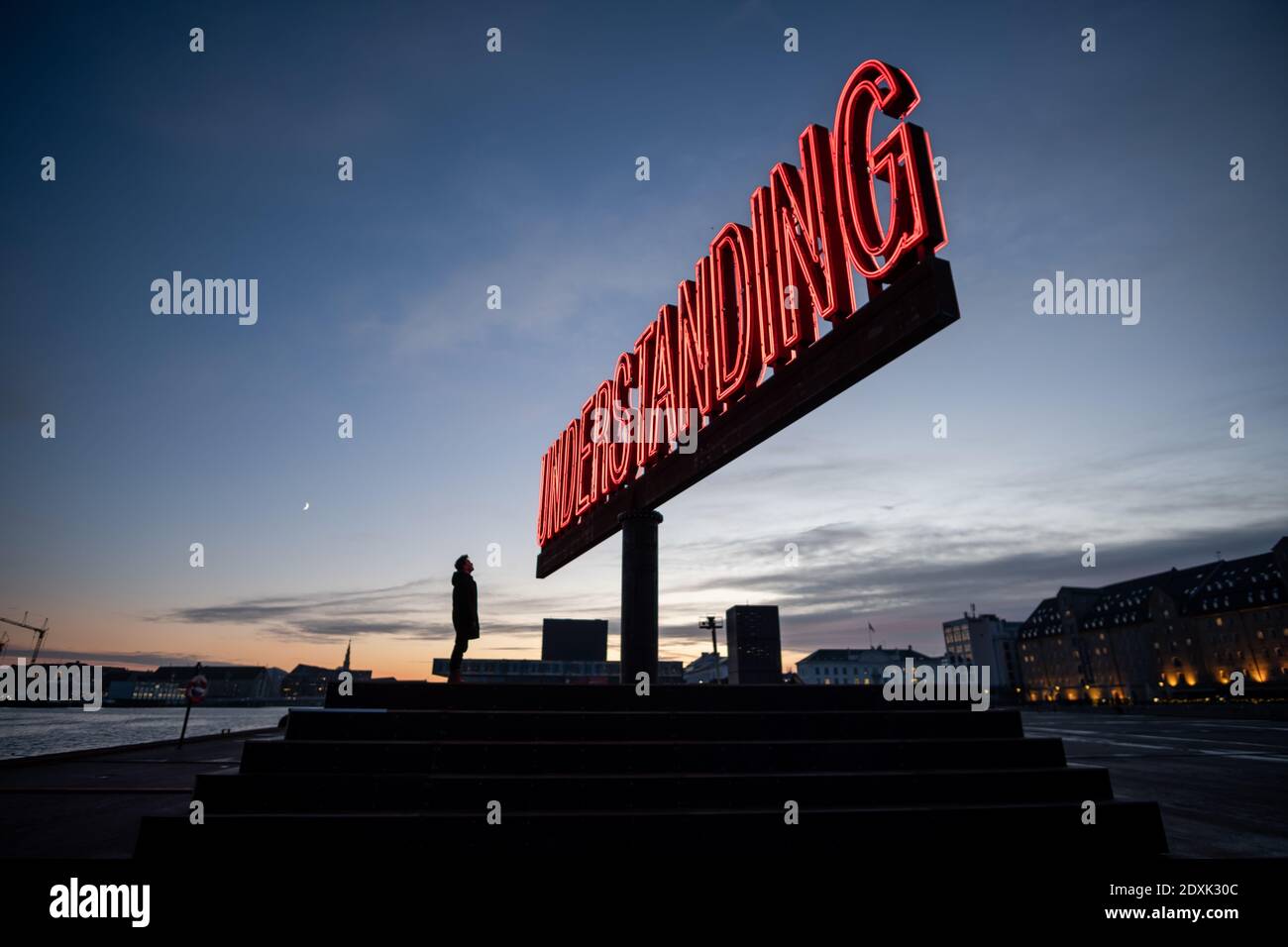 Kopenhagen, Dänemark. Dezember 2020. Die Neonskulptur Understanding des Turner-Preisträgers Martin Creed auf der Ofelia Plads in Kopenhagen. Das 8 Meter hohe und 15 Meter lange Kunstwerk wird vom Roskilde Festival aufgesetzt und ruft nach Hoffnung und Verständnis in einer Zeit, die für viele schwierig ist. (Foto: Gonzales Photo - Kim M. Leland). Stockfoto