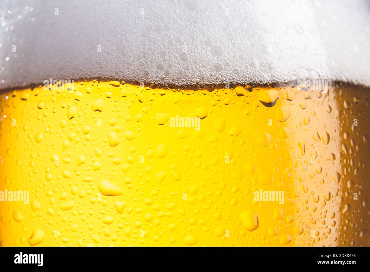 Nahaufnahme von kaltem Bierglas mit Schaum und Tropfen. Selektiver Fokus. Stockfoto