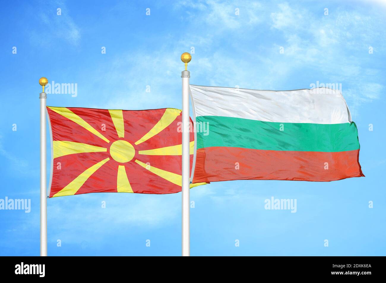 Nordmakedonien und Bulgarien zwei Flaggen auf Fahnenmasten und blau Himmel Stockfoto