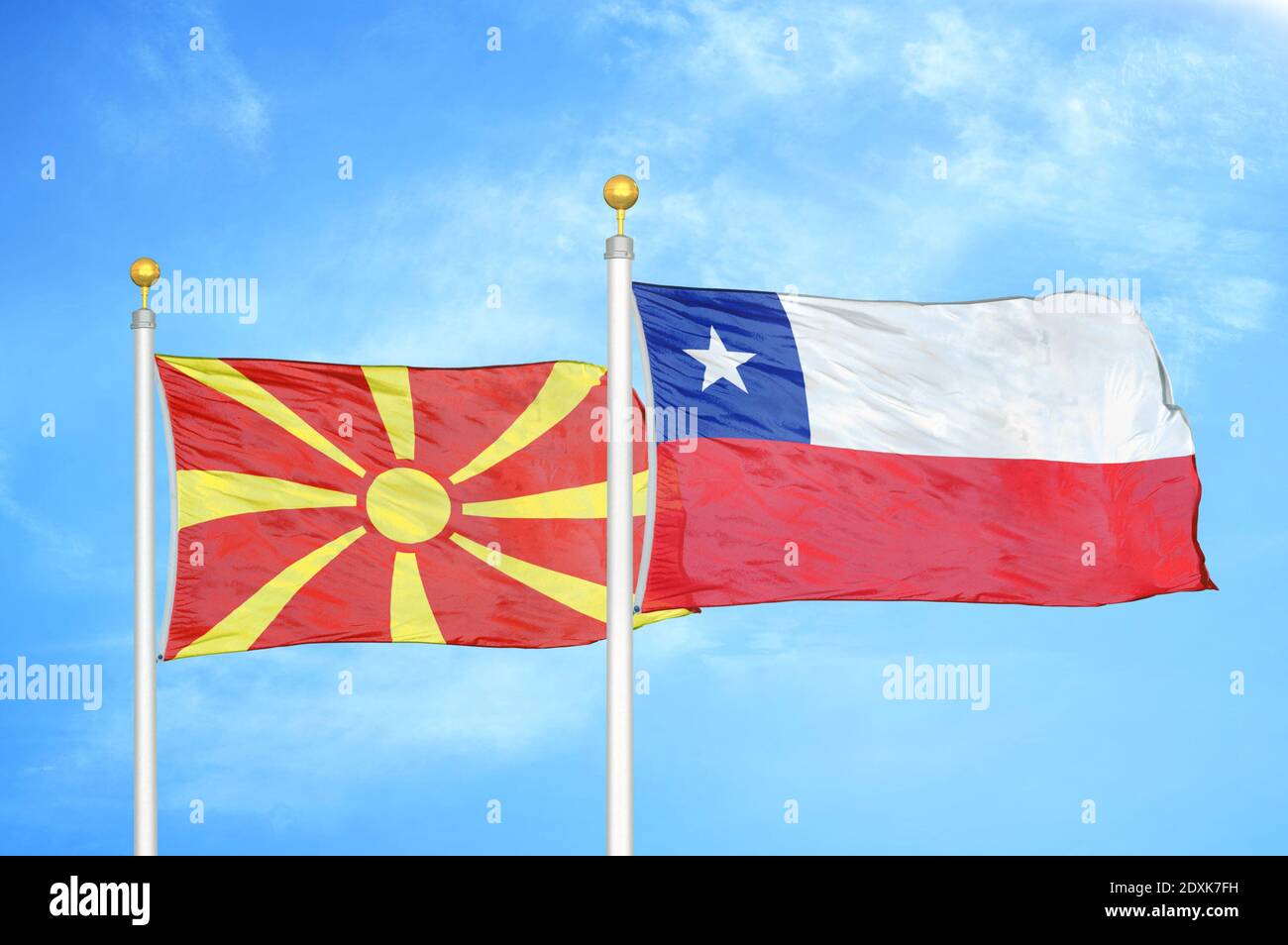 Nord-Mazedonien und Chile zwei Flaggen auf Fahnenmasten und blau Himmel Stockfoto