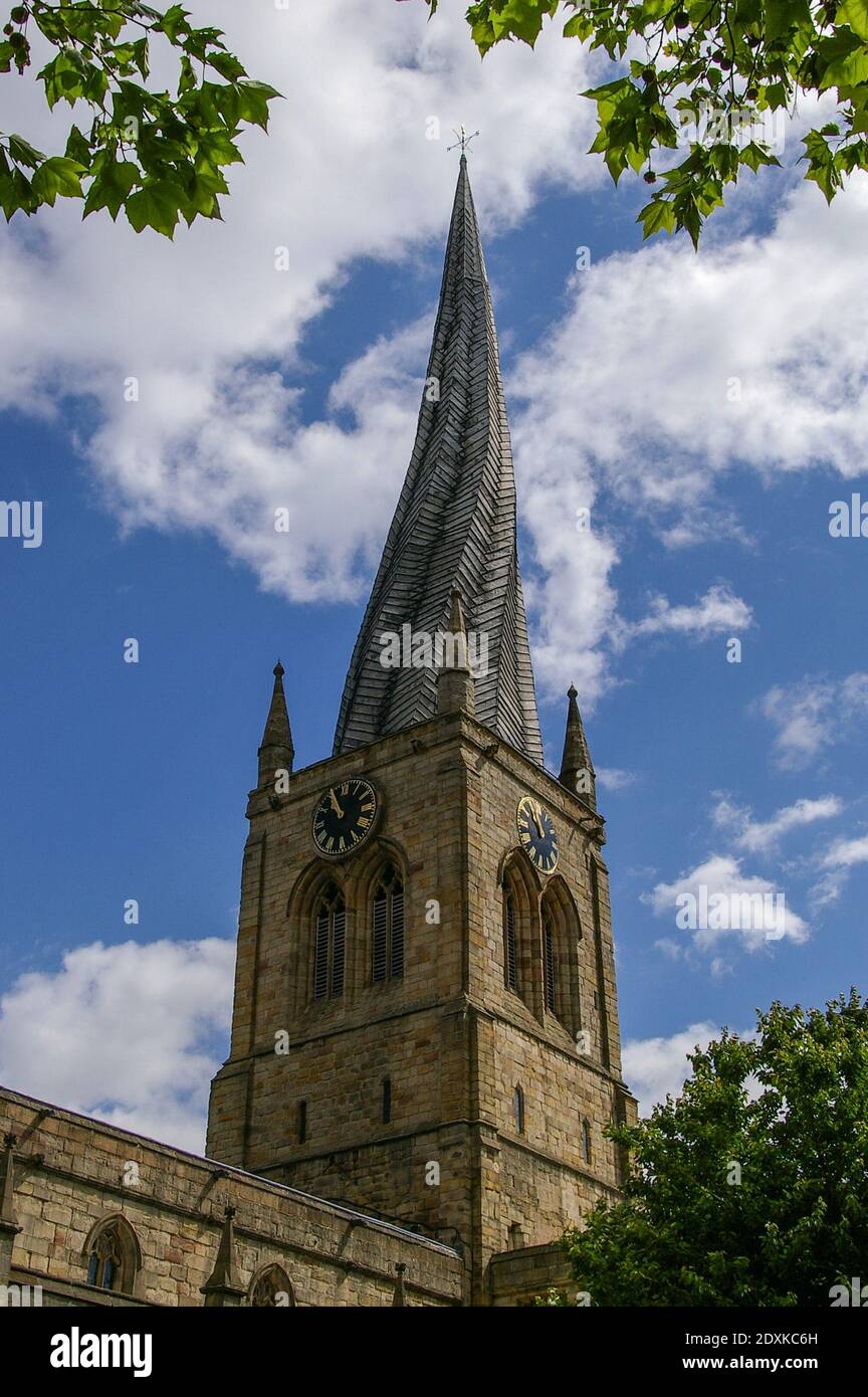 Der berühmte mittelalterliche Crooked Spire auf der Kirche St. Mary and All Saints, Chesterfield, Derbyshire, Großbritannien Stockfoto