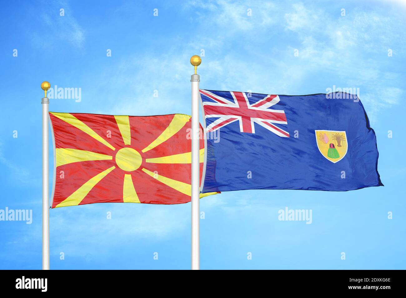 Nordmakedonien und Turks- und Caicosinseln zwei Flaggen auf Fahnenmasten und blauer Himmel Stockfoto