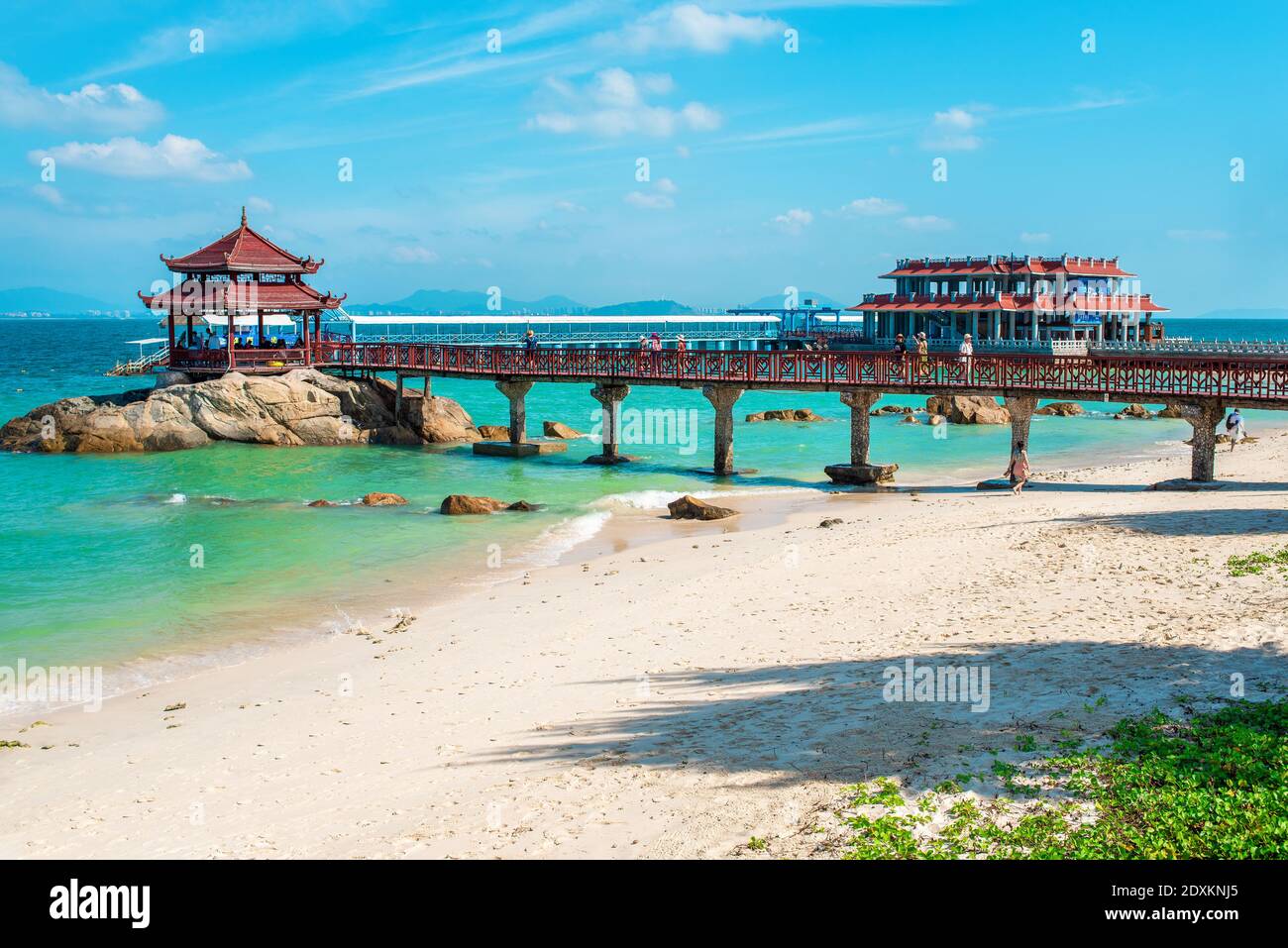 Sanya, Provinz Hainan, China. Landschaftlich schöner Blick auf die Lover's Bridge in Wuzhizhou Island. Sanya City Chinese Resort für Sommerferien. Stockfoto