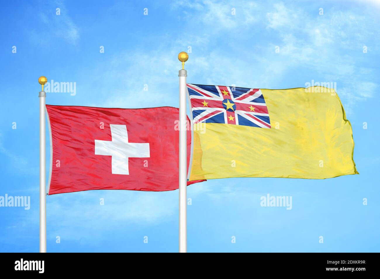 Schweiz und Niue zwei Flaggen auf Fahnenmasten und blauer Himmel Stockfoto