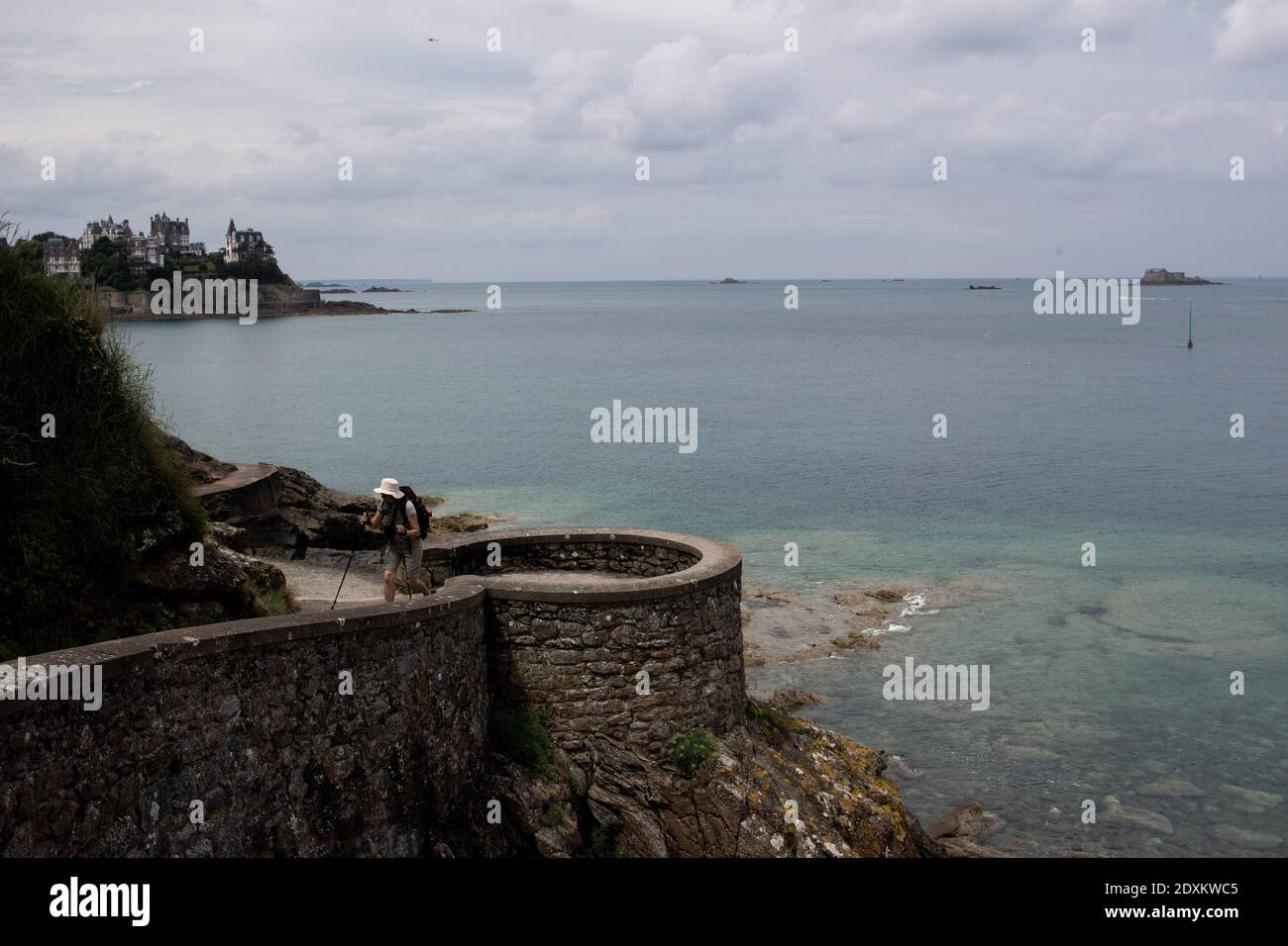 FRA - DAS TÄGLICHE LEBEN IN DER BRETAGNE Illustration des täglichen Lebens im Sommer in der Bretagne. FRANKREICH - VIE QUOTIDIENNE en BRETAGNE Illustration de la vie quotidienne en Stockfoto