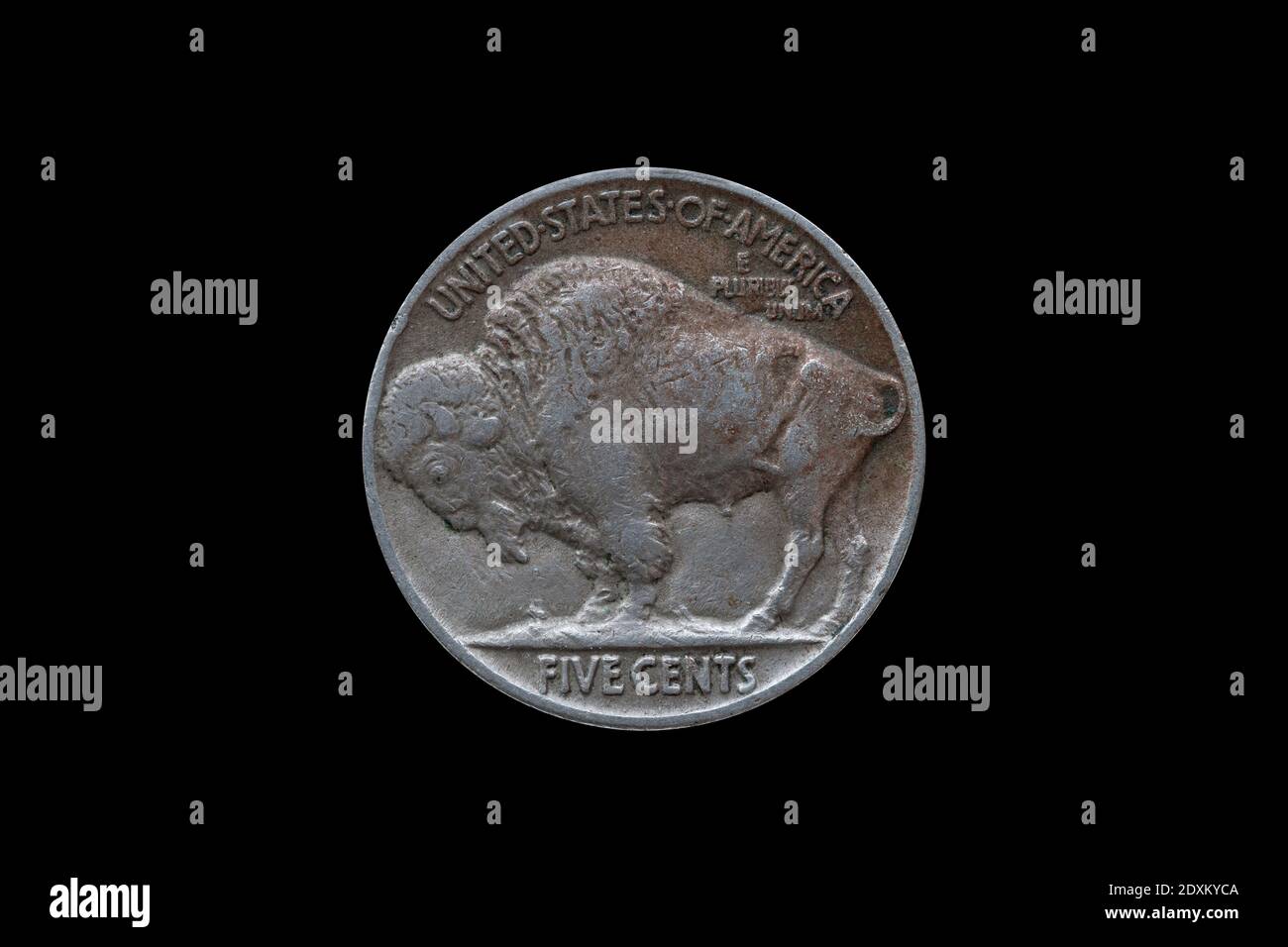 USA fünf Cent Buffalo Indian Head Nickel Münze datiert 1935 Ausschnitt und isoliert auf einem schwarzen Hintergrund, Stock Foto Bild Stockfoto