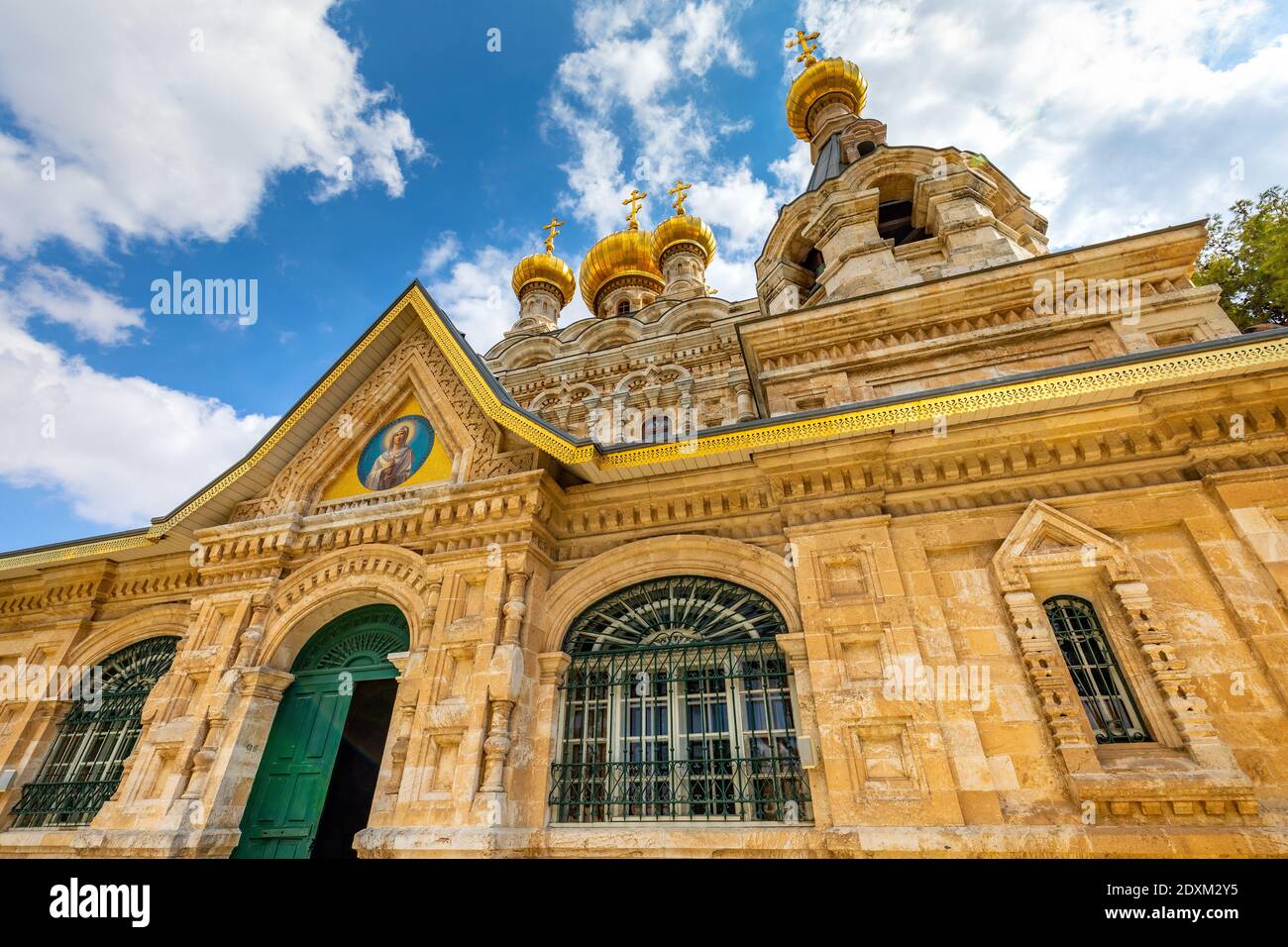 Jerusalem, Israel - 14. Oktober 2017: Russische orthodoxe Kirche der heiligen Maria Magdalena auf dem Ölberg im Kidron-Flusstal bei den Mauern der Altstadt Stockfoto